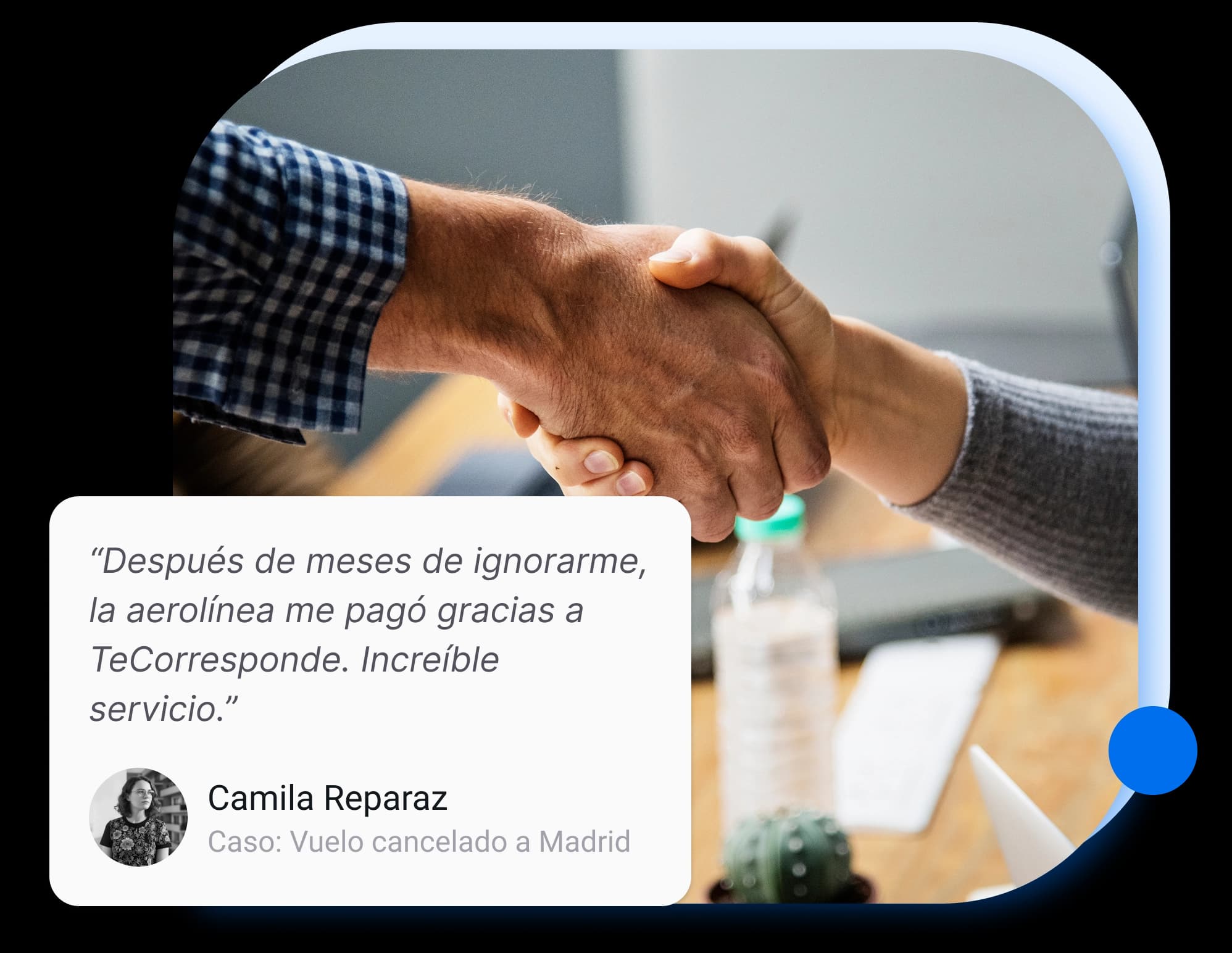 Apretón de manos entre cliente y profesional